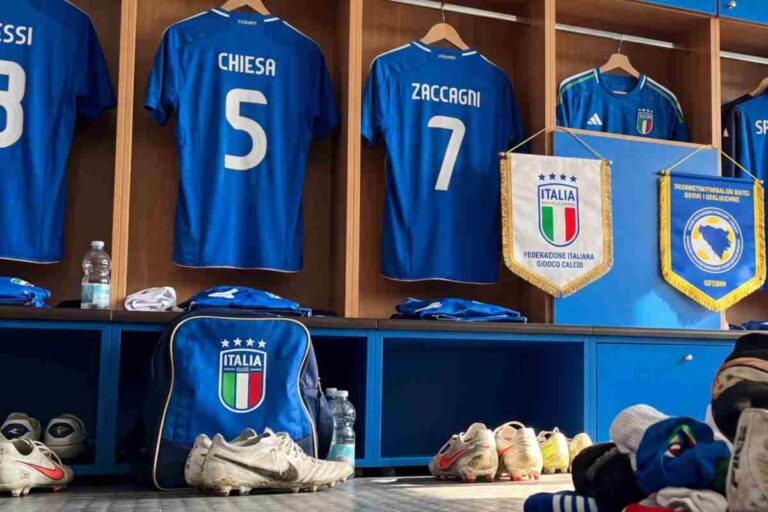 Spogliatoio Italia: maglie degli azzurri di Chiesa e Zaccagni e gagliardetti di Bosnia-Italia. Foto reale.