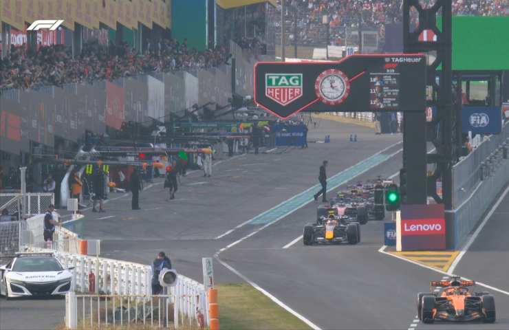 Diverse monoposto di F1 escono dalla pit lane del circuito giapponese di Suzuka.