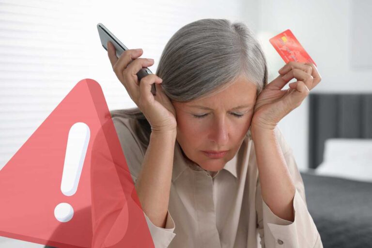 Donna di mezza età sconsolata per avere scoperto di essere stata truffata, con smartphone e carta in mano e segnale di pericolo rosso in trasparenza.