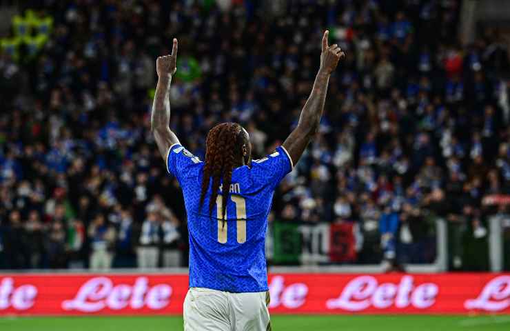 Moise Kean ritratto di spalle mentre esulta con le braccia al cielo dopo avere fatto gol in Italia-Irlanda del Nord 2-0 del 26 marzo 2026.