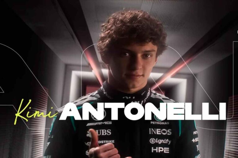 Andrea Kimi Antonelli in posa con la tuta della Mercedes 2026.