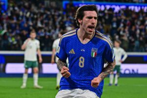 Sandro Tonali esulta dopo il suo gol in Italia-Irlanda del Nord 2-0 del 26 marzo 2026 con gli avversari sullo sfondo.
