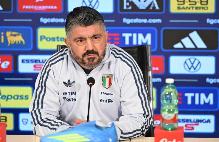 Rino Gattuso in tuta sportiva mentre attende seduto in sala stampa durante la conferenza dopo Italia-Irlanda del Nord 2-0 del 26 marzo 2026