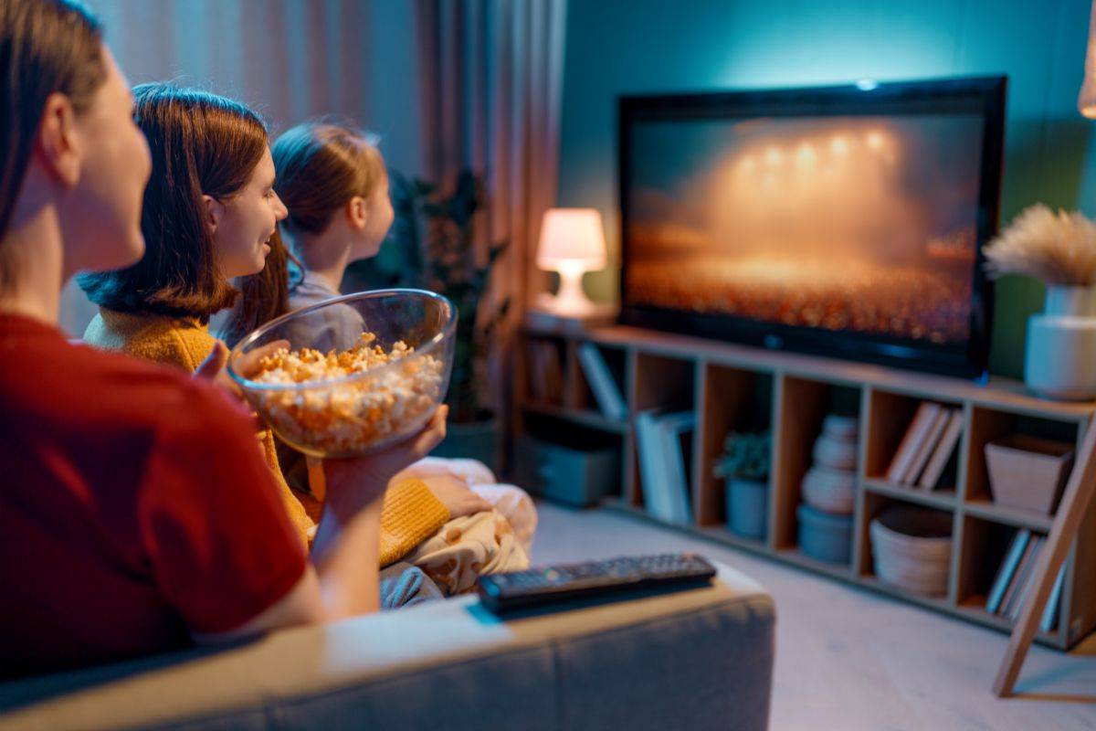 famiglia che guarda la tv