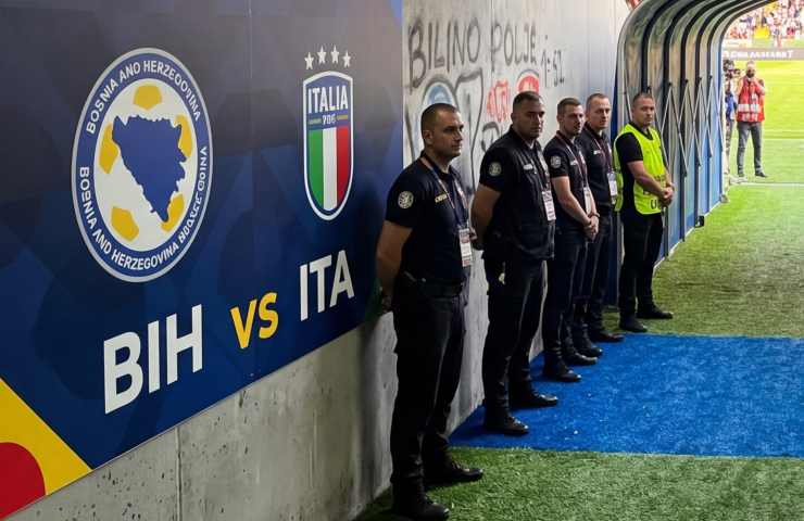 Tunnel stadio Zenica: funzionari di sicurezza pronti per Bosnia-Italia pronti all'ingresso in campo. Atmosfera play-off 2026.