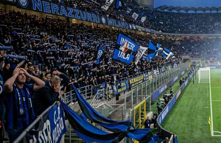 Tifosi dell'Inter assiepano gli spalti di uno stadio Giuseppe Meazza gremito.