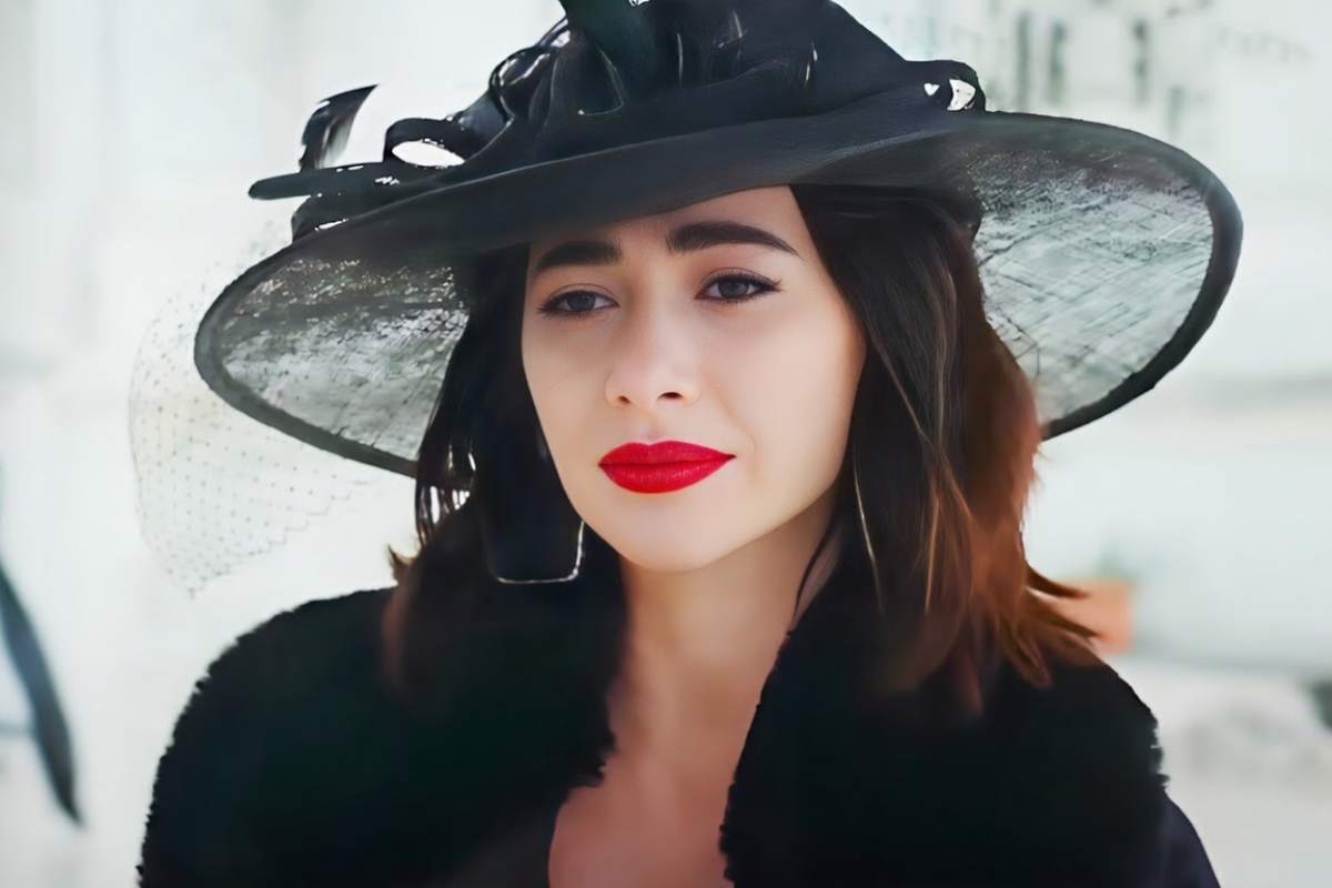 Sahika che piange al funerale di Nadir