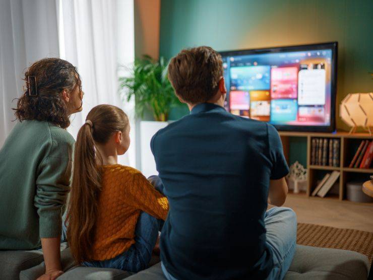 famiglia che guarda tv