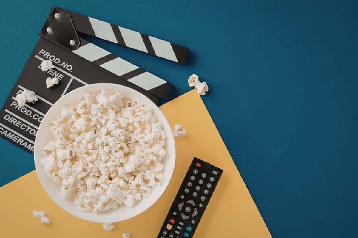 ciack cinematografico, popcorn e telecomando