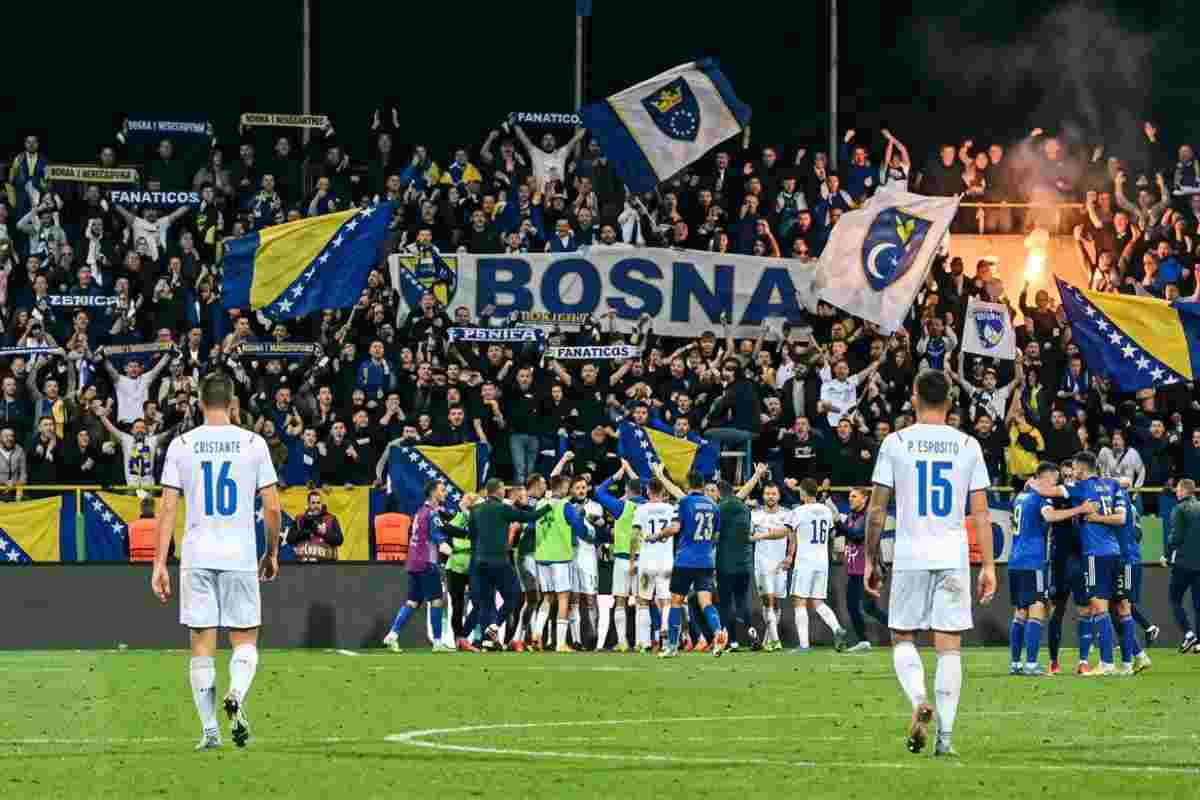 Tifosi Bosnia in festa allo stadio Bilino Polje e giocatori Italia Cristante e Pio Esposito di spalle dopo la sconfitta ai rigori.