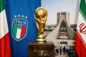 Bandiere Italia e Iran, stemma FIGC e Torre Azadi con Coppa del Mondo FIFA al centro: analisi visiva del Caso Iran e possibile ripescaggio ai Mondiali 2026.