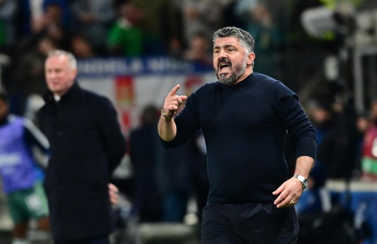 Rino Gattuso vestito di nero urla con fare concitato verso il campo.