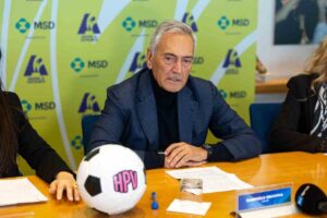 Gabriele Gravina durante la conferenza stampa "Blocca l'HPV con la vaccinazione" presso la Sala Rossi della FIGC.