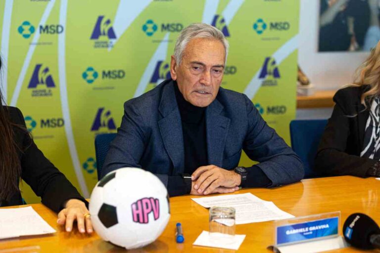 Gabriele Gravina durante la conferenza stampa "Blocca l'HPV con la vaccinazione" presso la Sala Rossi della FIGC.